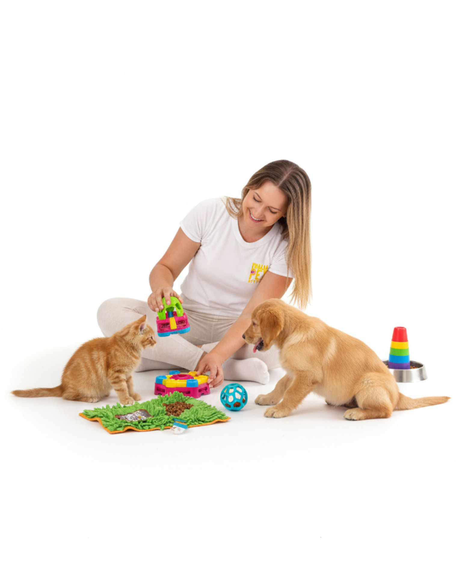 Thalia brincando com um gato e um cachorro durante atendimento pet sitter