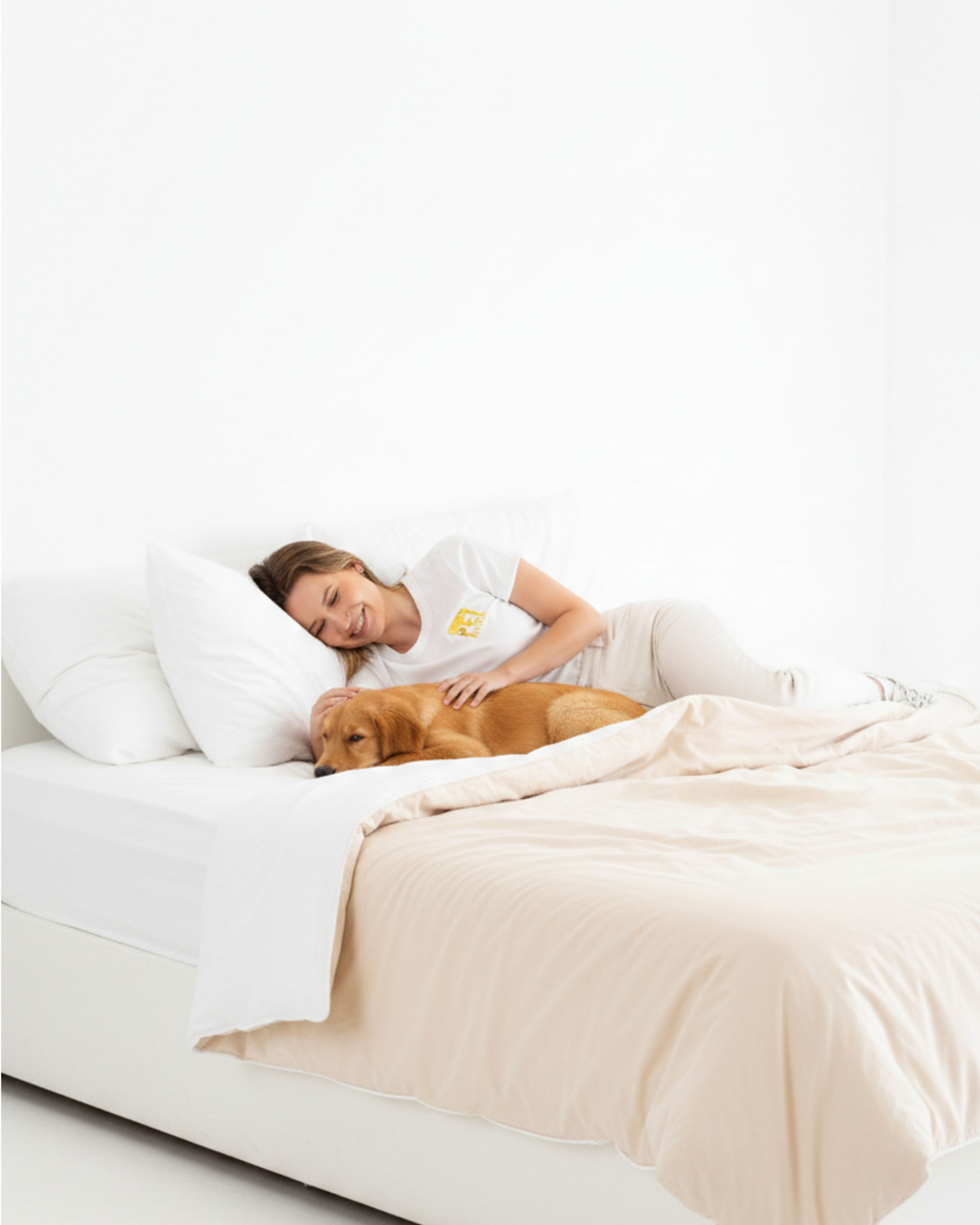 Thalia fazendo companhia a um cachorro na cama